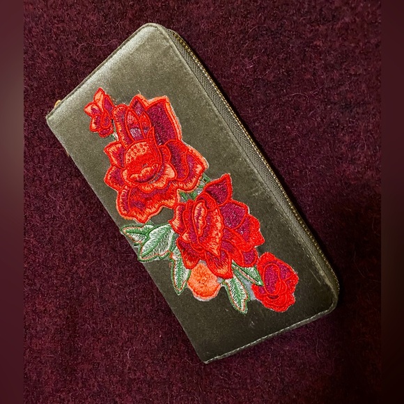 NEW Floral Embroidered Women's Wallet - Picture 2 of 3